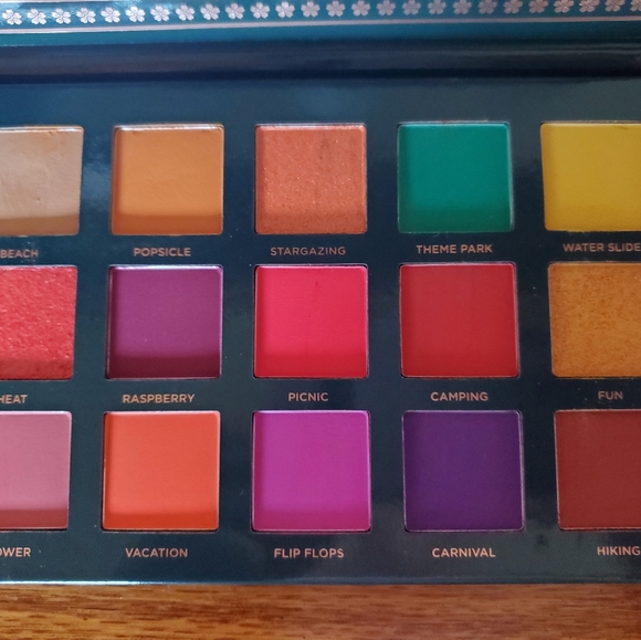 Ace Beaute nostalgia eyeshadow palette - Picture 3 of 3